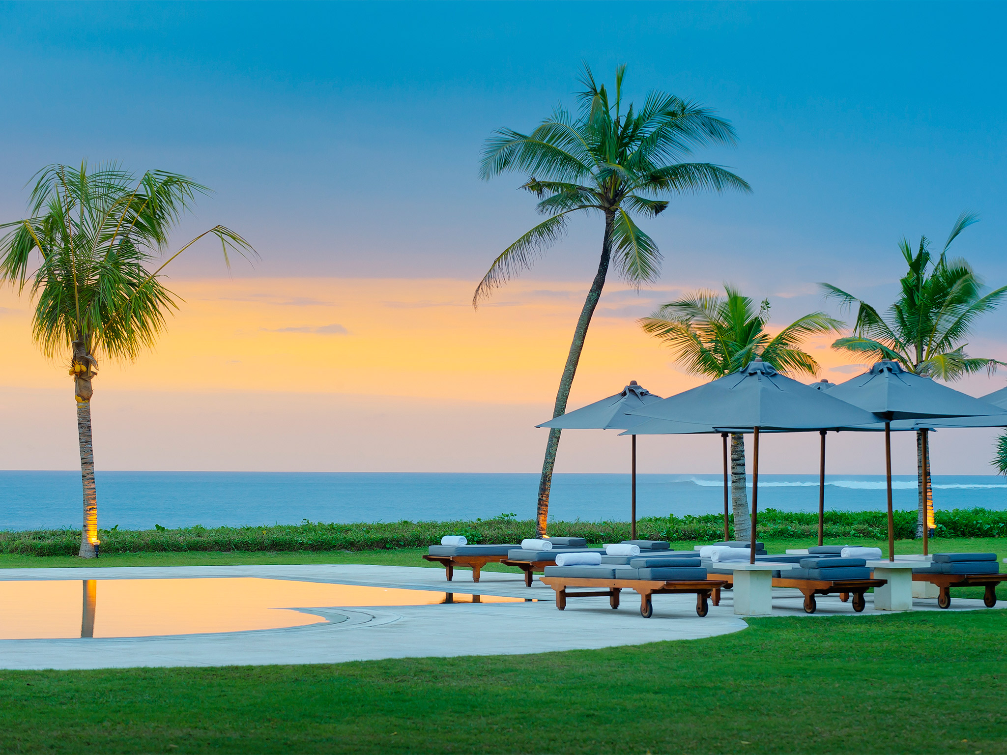 Atas Ombak - Sunset over the pool - Villa Atas Ombak, Seminyak, Bali